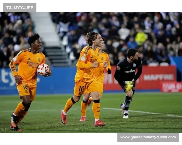 终场哨响，40岁莫德里奇与队友相拥庆祝绝杀进球